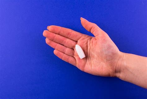 Suposit Rio Branco Para Uso Anal Ou Vaginal Em Uma M O Feminina Em Um Fundo Azul Copiar Espa O