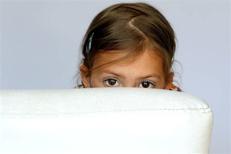 Giovane Ragazza Timida Del Brunette Fotografia Stock Immagine Di Parco Ritratto