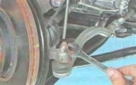 Снятие и замена рулевого наконечника на Лада Ларгус