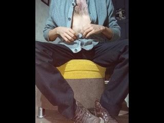 毛茸茸的书呆子脱光衣服把他毛茸茸的鸡巴扯下来并在他毛茸茸的肚子上射了很多 Pornhub Gay