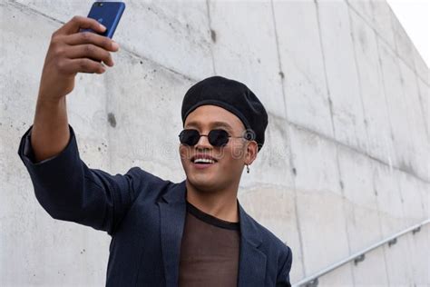 Joven Gay Latino Con Maquillaje Usando Un Sombrero De Moda Y Gafas De Sol Tomando Selfies Imagen