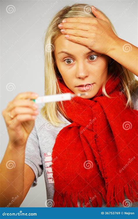Jeune Femme Malade Blonde Image Stock Image Du Charpe