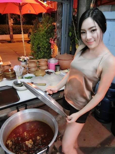 Hot girl bán phở lên ngôi sau cả năm trời xếp hàng