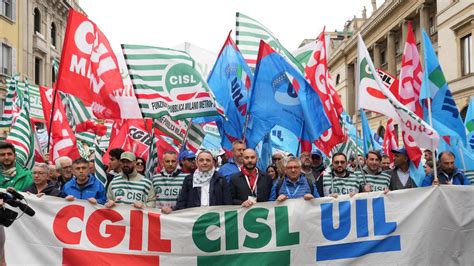 Primo Maggio A Milano Migliaia In Corteo In Piazza Scala Sul Palco I