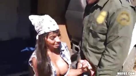 Latina Gros Seins Bais E La Fronti Re Heureporno