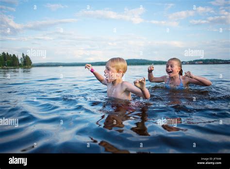 M Dchen Wasser See Jahre Bikini Fotos Und Bildmaterial In Hoher Aufl Sung Alamy