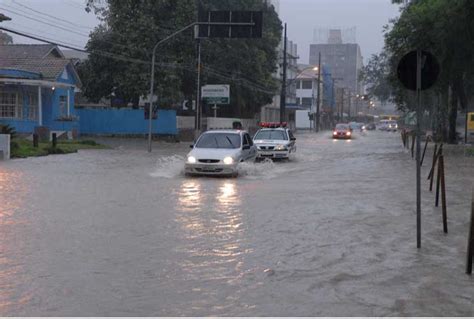 Ruas de Joinville estão alagadas por causa da chuva Foto 1 Galeria