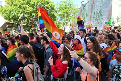 Edition de Nancy Ville Photos jeunes fêtent la Gay Pride sous le drapeau arc en ciel