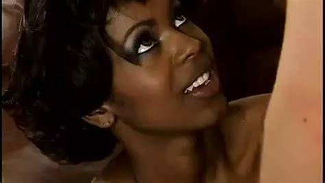 Czekoladowa Milf W Niebieskim Bikini Zostaje Zer Ni Ta Przez Bia Ego Faceta Xhamster