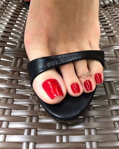 Красный педикюр на ногах и красивые босоножки (49 фото) - картинки ...