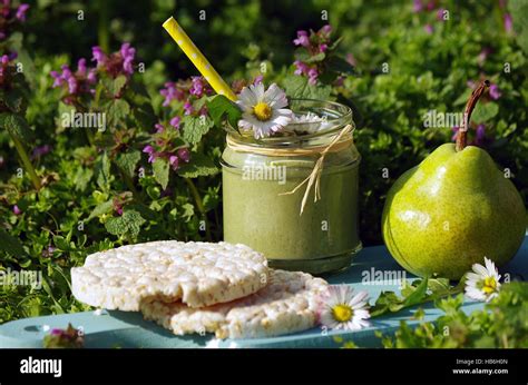 grüner Smoothie mit Wildkräutern und Birne Stock Photo Alamy