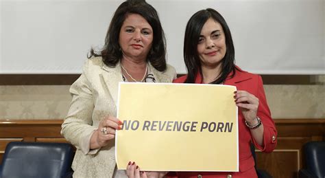 Revenge porn sì all emendamento alla Camera codice rosso carcere e multa