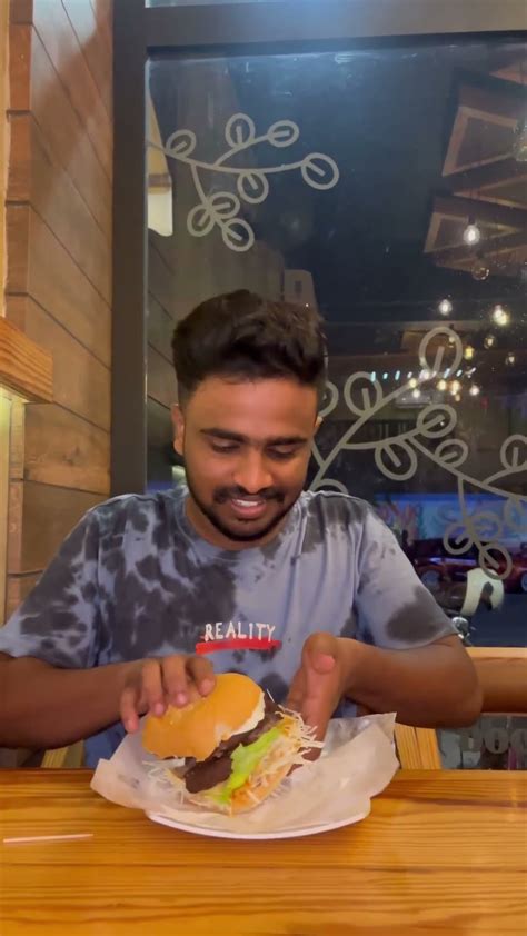 ഒരു xxx burger കഴിക്കാൻ ഉള്ള ബുദ്ധിമുട്ട് 🥲 #music #burger #kerala #