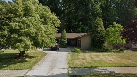 8406 Dogwood Ln Parma Oh 44130 Zillow
