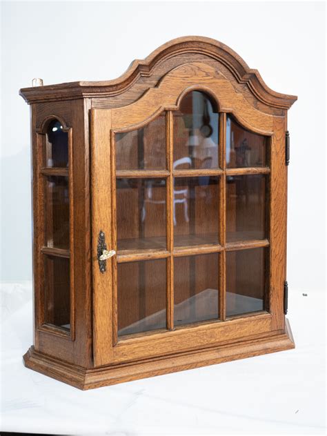 Подвесная витрина с легким градиентом