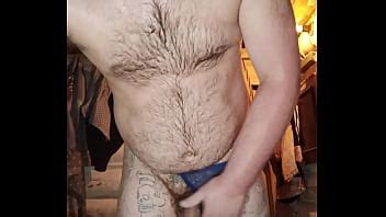 Caliente video casero de un GAY de pueblo RUSO Magníficamente masturbándose en una TANGA azul y