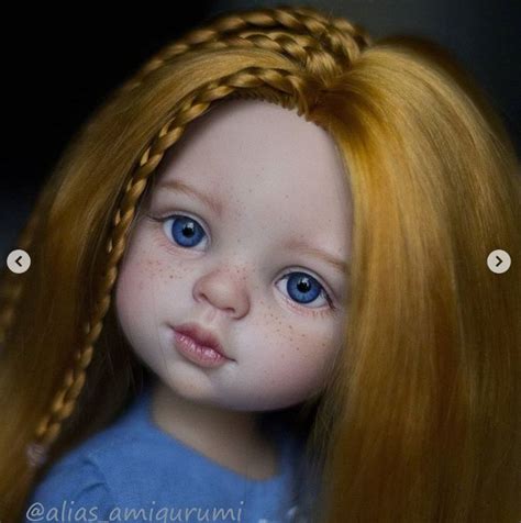 Куколка с длинными белыми волосами и голубыми глазами