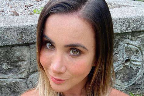 Dentro Del Agua Mariazel Luce Su Cinturita En Bikini En El Radar