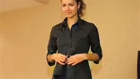 Milf Zieht Sich Im Hotelzimmer Aus Und Ffnet Ihre Schlanken Oberschenkel Xhamster