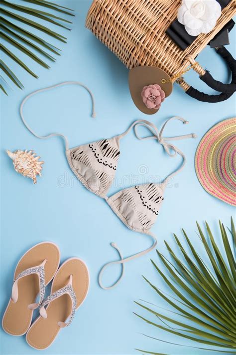 Fondo Con Las Hojas De Palma Sombrero De La Moda Bikini Chancletas Bolso En Un Fondo Azul En