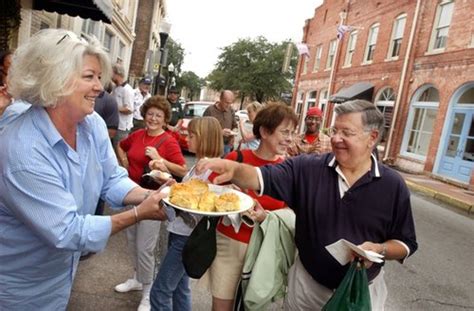 TV chef Paula Deen opening new restaurant
