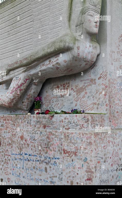 Oscar Wilde Monument Art Déco Au Cimetière Du Père Lachaise Paris