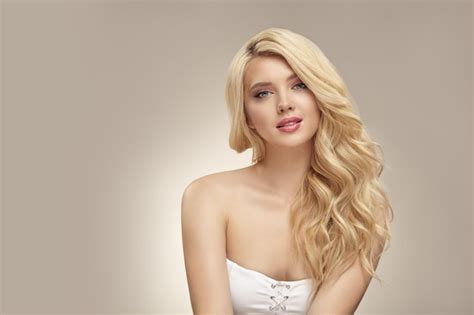 Linda Jovem Loira Maquiagem Nude Tem Um Cabelo Encaracolado Longo E Brilhante Em Cinza