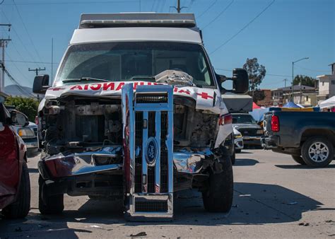 Conductor Choca Contra Ambulancia En El Sobre Ruedas Las Torres