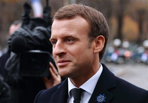 Après la tentative de réhabilitation de Pétain Macron vole à nouveau