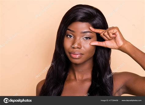 Photo Of Adorable Serious Dark Skin Naked Lady Fingers Measure Eye