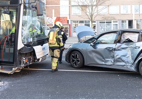 Salzgitter Unfall In Lebenstedt E Auto Kracht In Linienbus