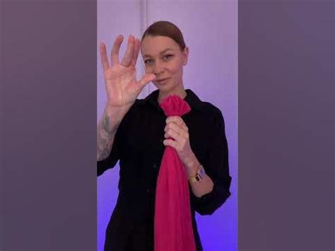 Как НЕОБЫЧНО завязать шарф на шее - YouTube