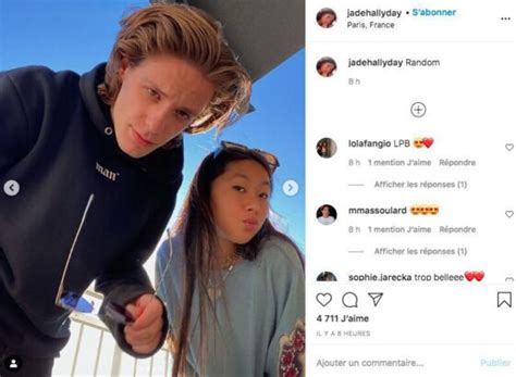 Jade Hallyday pose mannequin en bikini rose flashy échancré avec sa meilleure amie Closer