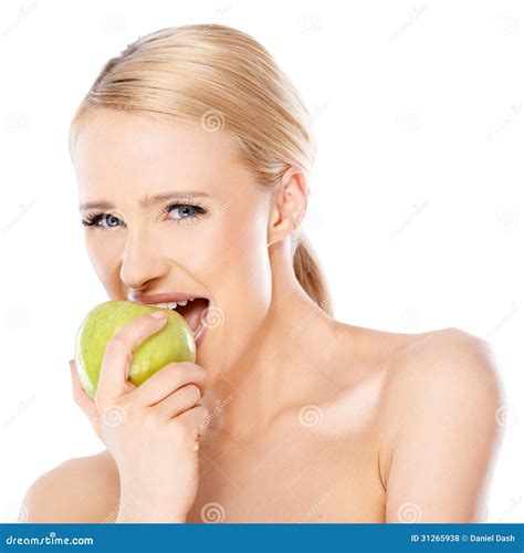 Zijaanzicht Van Blonde Vrouw Bijt Zij Een Appel Stock Foto Image Of Aantrekkelijk Groen