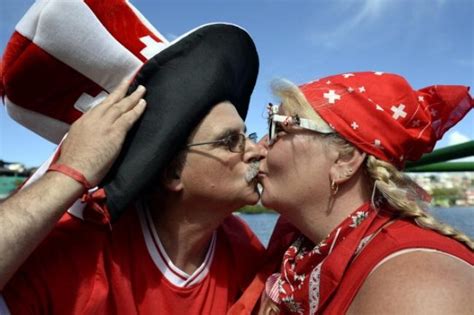 FIFA World Cup 2014: Fans On Kissing Spree - Indiatimes.com