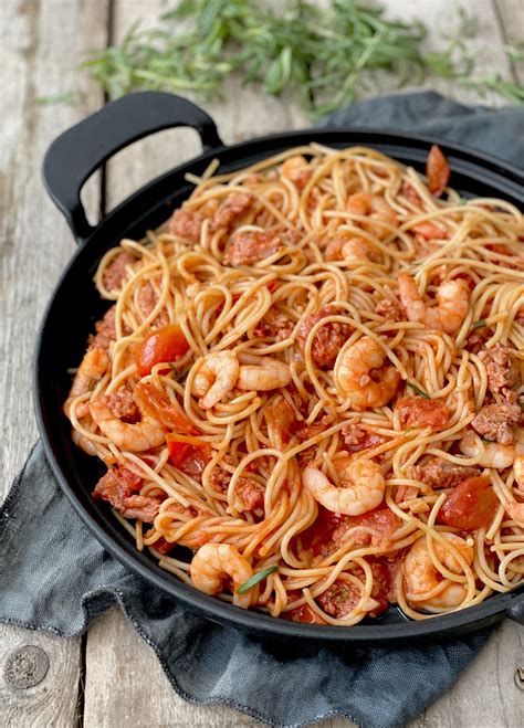 Spaghetti Med Salsiccia Tigerrejer Og Tomat Artofit