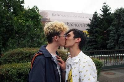 Heres Why These Gay Men Are Kissing All Over Buch Tumbex