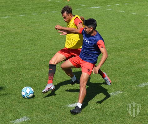 Gustavo Álvarez probó un equipo para la revancha de Patronato ante