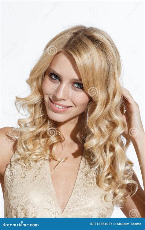 Hermosa Joven Sexy Mujer Con Ajuste Entrenado Cuerpo Delgado Con Traje De Baño Bikini Sobre