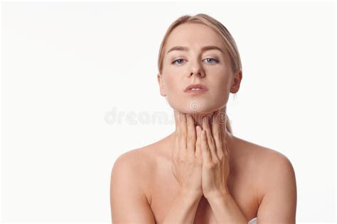 Bellissima Giovane Donna A Spalle Nude Che Massaggia La Gola Immagine Stock Immagine Di