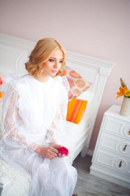 La Belle Fille Blonde S Est R Veill E Et S Est Assise Sur Un Lit