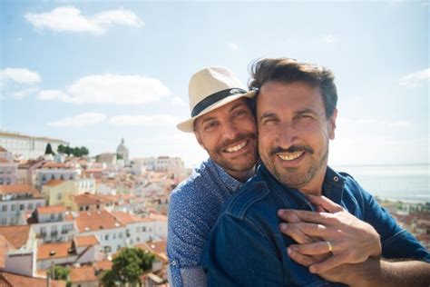Casal gay apaixonado tirando uma selfie na varanda Foto Grátis