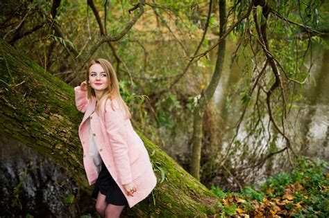 Jeune Fille Blonde Au Manteau Rose Posé Sur Le Parc D automne Photo Gratuite