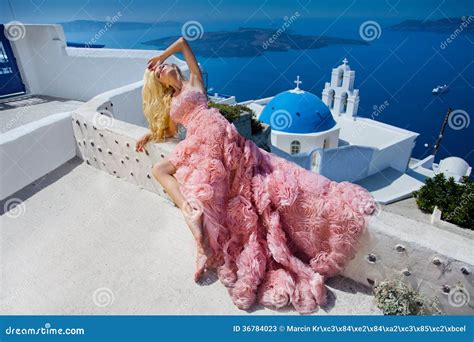 Belle Femme Blonde Avec De Longues Jambes Dans Une Robe De Boule Rose Image Stock Image Du