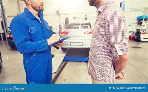 El Mec Nico De Autom Viles Con El Tablero Y El Hombre En El Coche Hacen