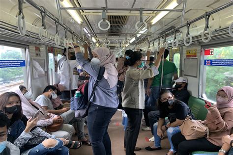 Lonjakan Penumpang KRL 7 200 Orang Sesaki Stasiun Tangerang