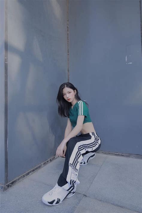 Báo Trung Quốc gọi hot girl trường Kinh tế quốc dân là nữ thần thế hệ mới Báo Dân trí