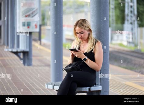 Fille blonde chaude Banque de photographies et dimages à haute résolution Alamy