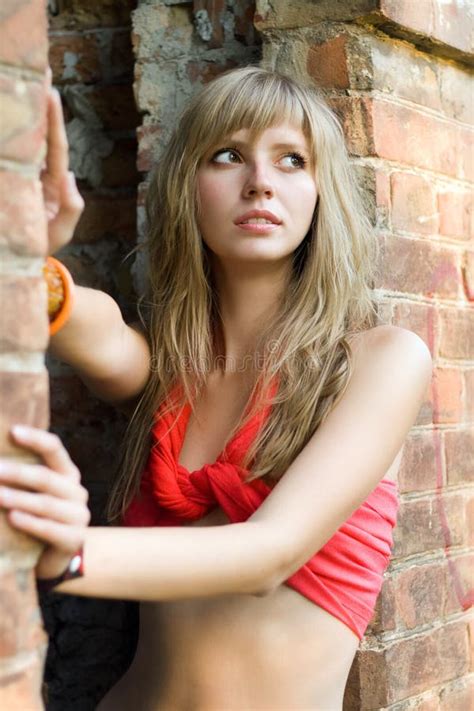 Portrait De Jeune Blonde Sensuelle D Isolement Photo Stock Image Du Personne Mignon