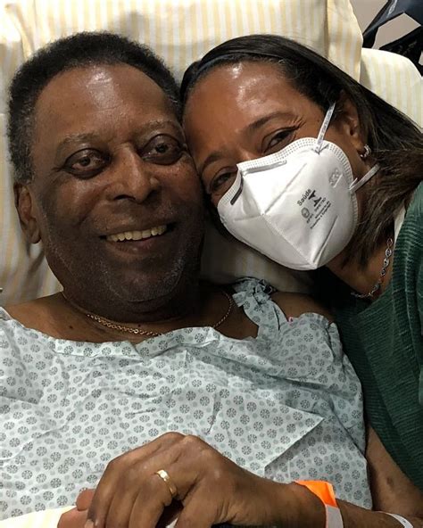 Pelé volta a ser internado em hospital de SP para tratamento contra